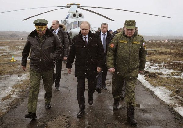 资料图：俄总统普京冒雪视察部队。